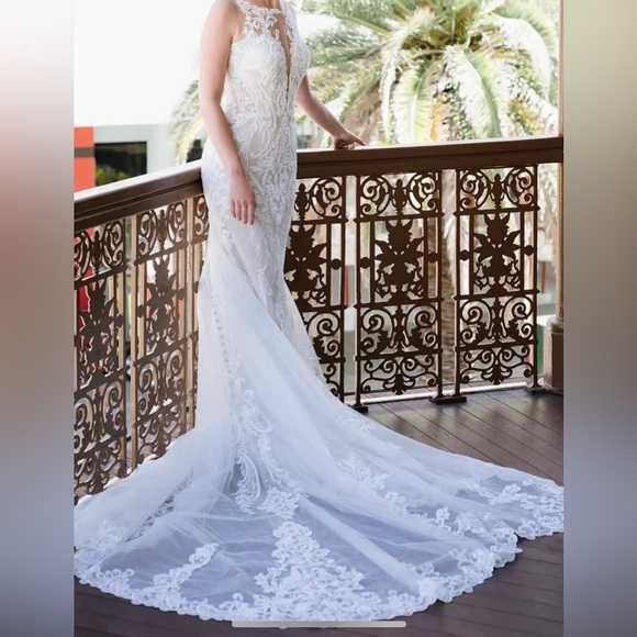 Wedding dress. Essence of Australia size 8 (corset added so can fit 4-10. D3153 - Picture 2 of 6